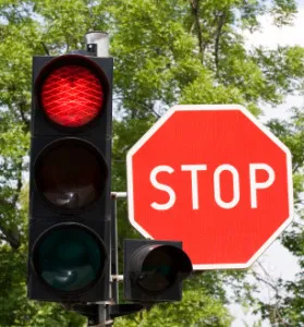 multa de tránsito por semáforo en rojo o señal de alto